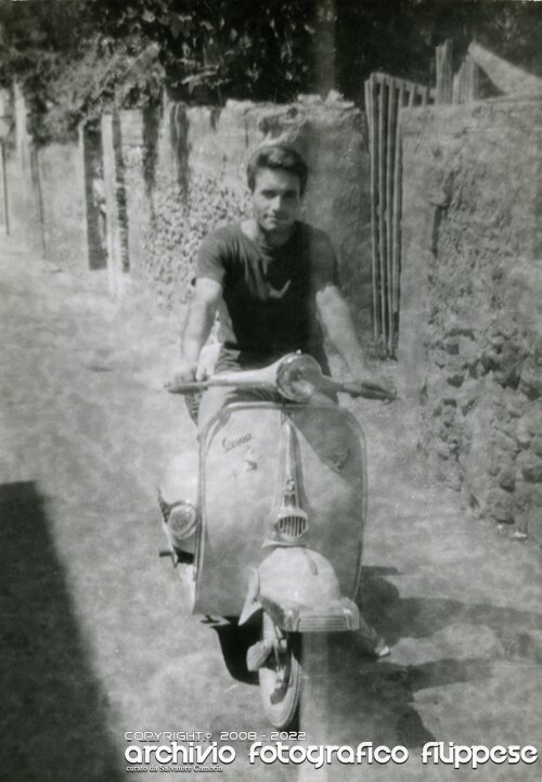 1963-Olivarella-De-Gaetano-Salvatore-in-vespa